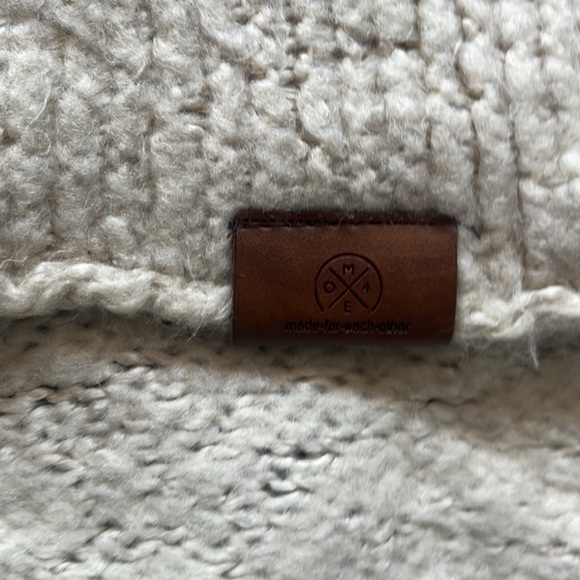 Comfy, soft, acrylic scarf in black and cream - Picture 3 of 3